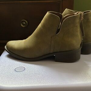 Olive Serra Ankle Boots sz 8